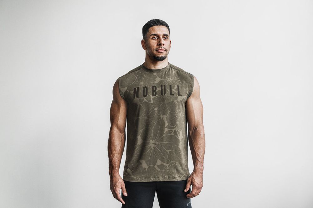 NOBULL Men's Sleeveless Tee - Army Green Hibiscus - Ireland (4950RZDYP)